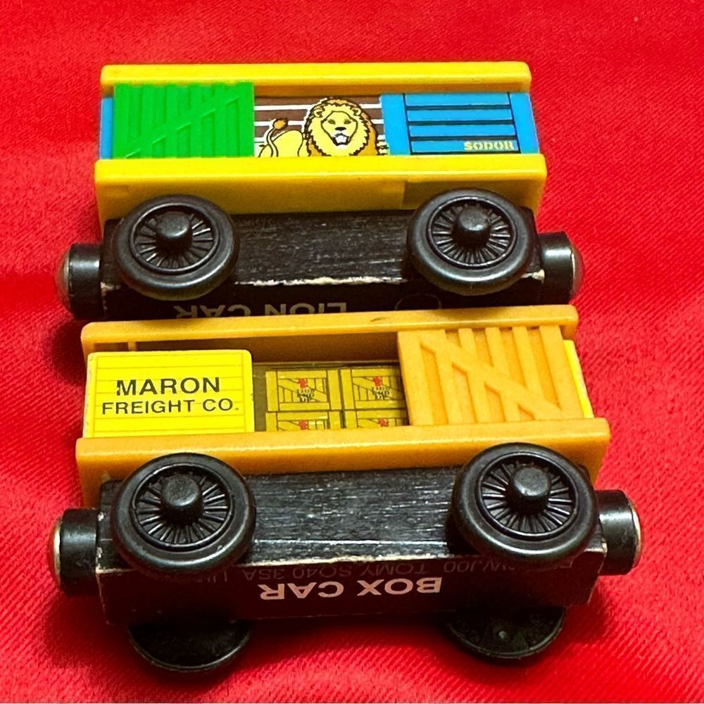 Thomas and Friends Railway LION CAR & BOX CAR Tracks